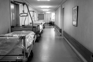 „Ale maminko, to byste měla umět...“ Gaslighting matek začíná už na oddělení šestinedělí